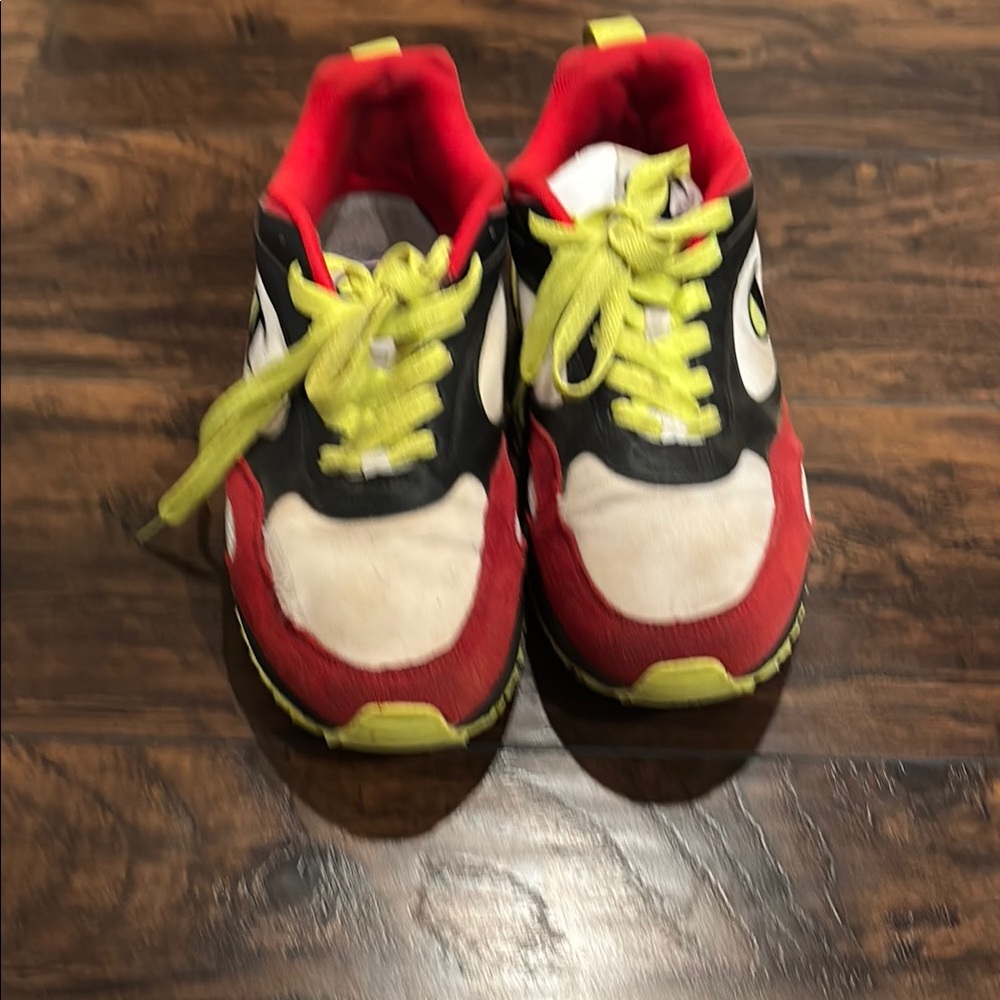 Dynamic Red and Black Athletic Shoes with Sporty Design